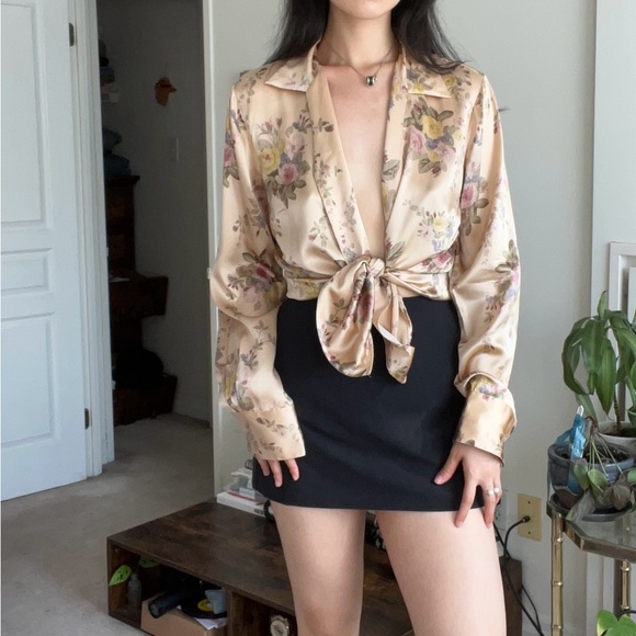 Gorgeous 100% silk tan floral button up shirt - Picture 4 of 11